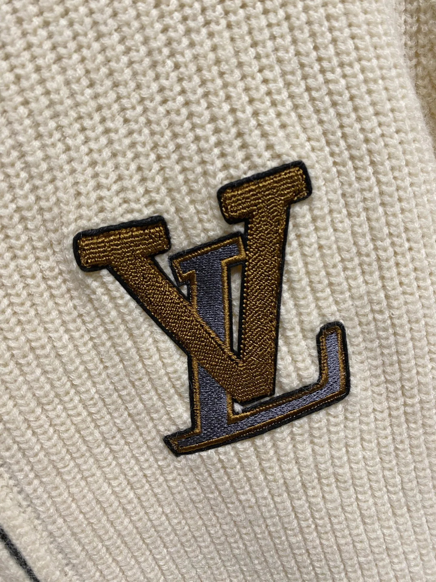 🅿️540 【LV Louis Vuitton】Autumn and winter classic cardigan sweater, in full condition! ! ! Wool blended fabric, the latest model in 2025, golden ratio! ! Slim-fitting soft gold, versatile and practical item, the combination and practicality are extremely powerful, simple and elegant, and classy! To create your own style, it is highly recommended to buy it in two colors. The standard slim fit tailoring process is suitable for both young and old men. It is knitted from wool and will not cause any discomfort! While keeping warm, it is stylish, textured and wearable, and the classic logo with contrasting colors on the chest feels in place! ! Recommended for regular customers! ! Size M-3XL (maximum wear: 190 pounds)